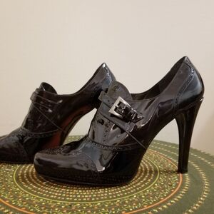 Women's Stuart  Weitzman high heel shoes size 9-9.5, like new